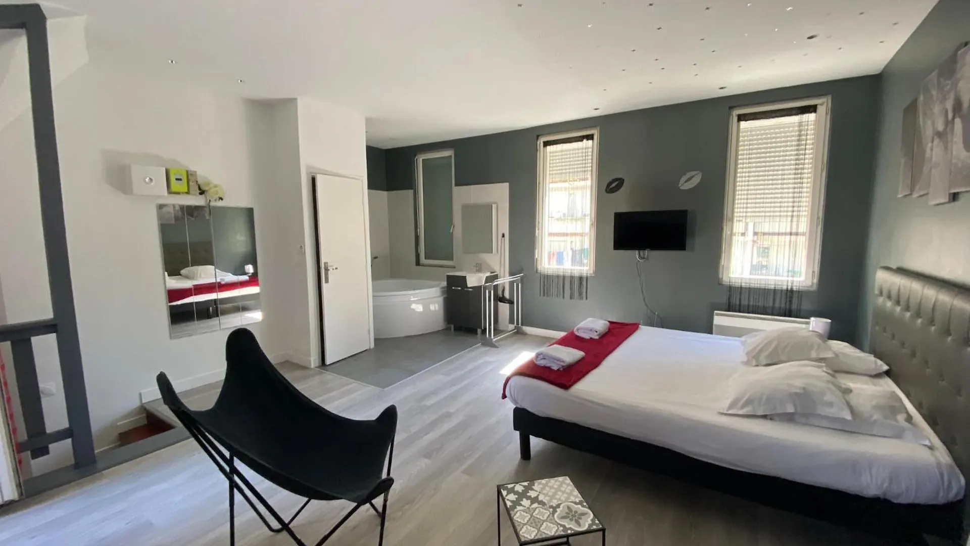 Bienvenus A These - Love Room Marseille 0*,  Francie